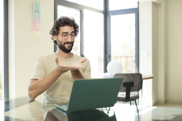 Junger Erwachsener Bärtiger Mann Mit Laptop Lächelt Glücklich Mit Freundlichem — Stockfoto