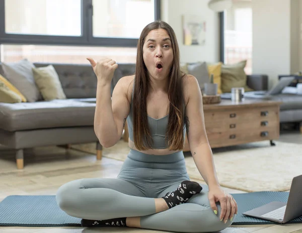 Giovane Donna Adulta Che Pratica Yoga Guardando Stupito Nella Incredulità — Foto Stock