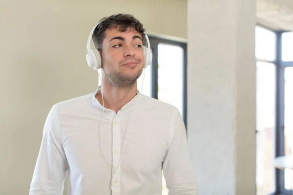 Νεαρός Όμορφος Άντρας Χαμογελάει Και Δείχνει Χαρούμενος Αυτοπεποίθηση Ακουστική Μουσική — Φωτογραφία Αρχείου