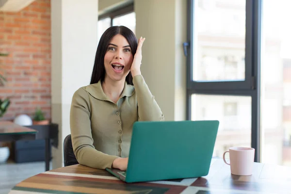 Pretty Young Woman Feeling Happy Astonished Something Unbelievable Laptop Desk — Stock Photo, Image