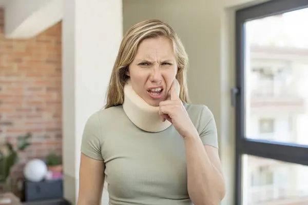 Mouth Eyes Wide Open Hand Chin Accident Collar Concept — Stock Photo, Image