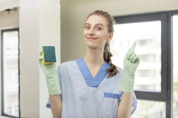 Tersenyum Riang Merasa Bahagia Dan Menunjuk Samping Konsep Housekeeper — Stok Foto