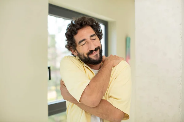 Joven Hombre Barbudo Loco Sintiéndose Enamorado Sonriendo Abrazándose Abrazándose Permaneciendo —  Fotos de Stock