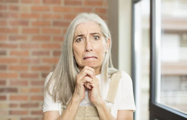 Anziana Bella Donna Cercando Preoccupato Stressato Ansioso Spaventato Panico Stringendo — Foto Stock