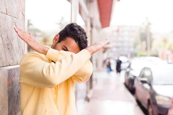 Jonge Spaanse Man Bedekken Gezicht Met Hand Zet Andere Hand — Stockfoto