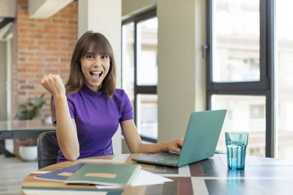 Genç Güzel Bir Kadın Şokta Gülüyor Başarıyı Kutluyor Bilgisayarı Olan — Stok fotoğraf