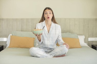 Genç ve güzel bir kadın şok olmuş ve şaşırmış hissediyor. kahvaltı kavramı