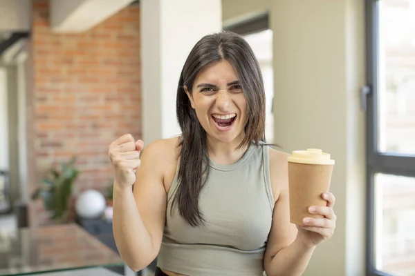 Genç Bir Kadın Sinirli Sinirli Sinirli Görünüyor Kahveyi Götür — Stok fotoğraf