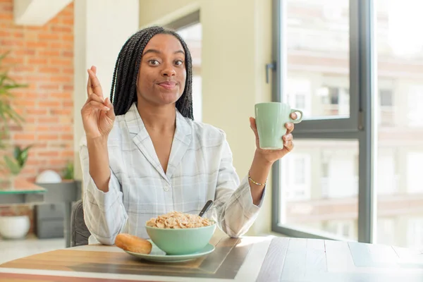 Musta Afro Nainen Ristissä Sormet Toivoen Onnea Aamiainen Käsite — kuvapankkivalokuva