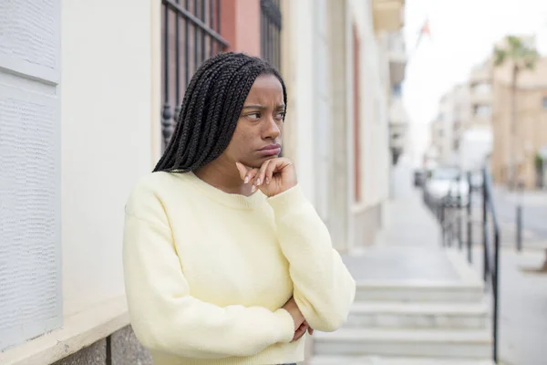Afro Bonita Mujer Negra Sintiéndose Confundida Dudando Concentrándose Una Idea —  Fotos de Stock