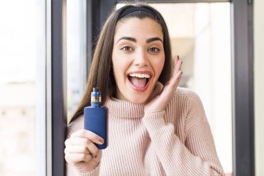 Elinde vampir olan genç ve güzel bir kadın. ev iç tasarımı