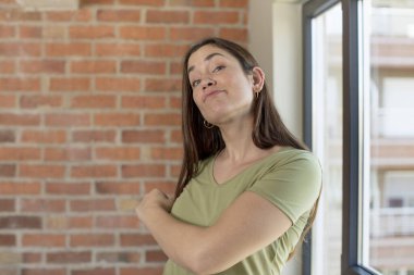 Genç ve güzel bir kadın mutlu, pozitif ve başarılı, para kavramı ve iyi sonuçları kutluyor.