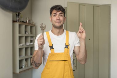Genç yakışıklı adam şans diliyor ve şans diliyor. Becerikli adam kavramı