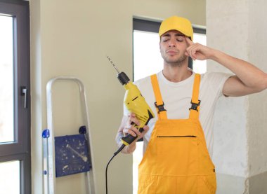 Genç yakışıklı adam şaşırmış görünüyor, yeni bir düşünce, fikir ya da konsept fark ediyor. Becerikli adam kavramı