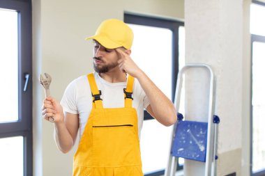 Genç yakışıklı adam şaşırmış görünüyor, yeni bir düşünce, fikir ya da konsept fark ediyor. Becerikli adam kavramı