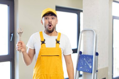 Genç ve yakışıklı bir adam şok olmuş ve şaşırmış hissediyor. Becerikli adam kavramı