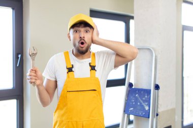 Genç ve yakışıklı bir adam şok olmuş ve şaşırmış hissediyor. Becerikli adam kavramı