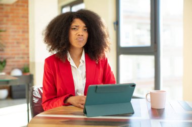 Güzel afro siyah bir kadın üzgün ve ağlayan mutsuz bir bakışla ağlıyordu. iş kadını ve dizüstü bilgisayar konsepti