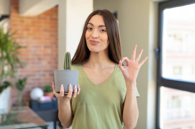 Mutlu hissediyorum, iyi bir jestle onaylıyorum. Dekoratif kaktüs bitkisi kavramı