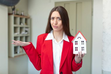 Omuz silkmek, kafası karışık ve kararsız hissetmek. gerçek durum kavramı