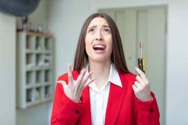 Elleri havada çığlık atıyorlardı. yeni ev anahtarı kavramı