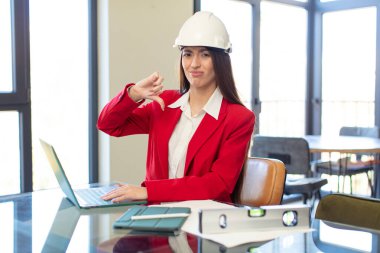 Çapraz hissetmek, baş parmakları aşağı göstermek. mimar konsepti