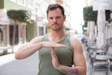 Yakışıklı adam ciddi, sert, kızgın ve hoşnutsuz görünüyor.