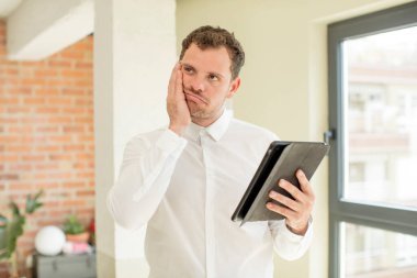 Sıkıldım, hayal kırıklığına uğradım ve yorucu bir günün ardından uykum geldi. dokunmatik ekran kavramı