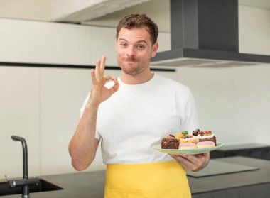 Mutlu hissediyorum, iyi bir jestle onaylıyorum. Ev yapımı kek konsepti