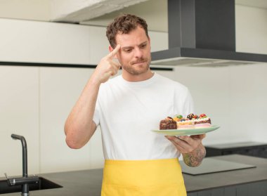 Şaşırmış görünüyor, yeni bir düşünce, fikir ya da konseptin farkına varıyor. Ev yapımı kek konsepti