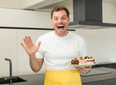 İnanılmaz bir şey karşısında mutlu ve şaşkın hissediyorum. Ev yapımı kek konsepti