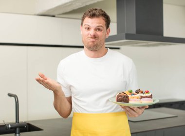 Omuz silkmek, kafası karışık ve kararsız hissetmek. Ev yapımı kek konsepti