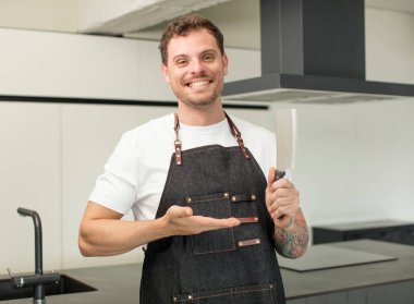 Neşeli bir şekilde gülümsemek, mutlu olmak ve bir konsept göstermek. Şef evde.