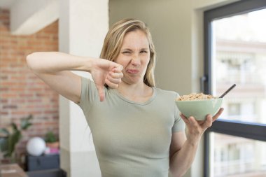 Çapraz hissetmek, baş parmakları aşağı göstermek. kahvaltı kavramı