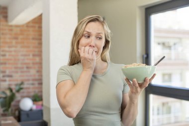 Korkmuş, endişeli ya da kızgın hissediyorum. kahvaltı kavramı