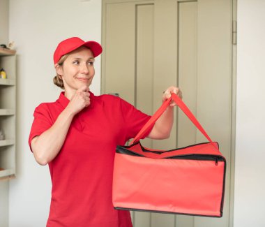 Mutlu ve kendinden emin bir ifadeyle gülümsüyor. Pizza teslimatı kavramı