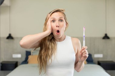 Son derece şaşkın ve şaşırmış hissediyorum. diş fırçası kavramı