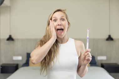 İnanılmaz bir şey karşısında mutlu ve şaşkın hissediyorum. diş fırçası kavramı