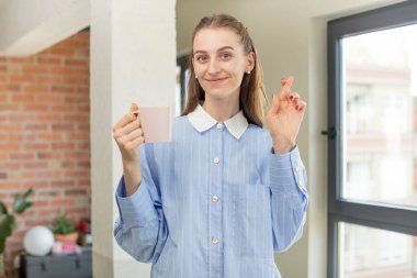 İyi şanslar dilemek için dua ediyorum. Evde kahve fincanı var. kahve fincanı evde.