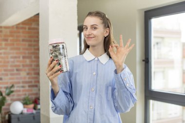 Mutlu hissediyorum, iyi bir jestle onaylıyorum. Dolar banknotları konsepti