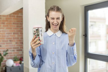 Kızgın, sinirli ve hayal kırıklığına uğramış görünüyor. Dolar banknotları konsepti