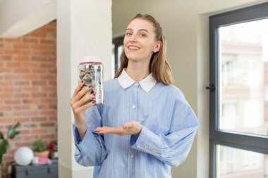 Neşeli bir şekilde gülümsemek, mutlu olmak ve bir konsept göstermek. Dolar banknotları konsepti