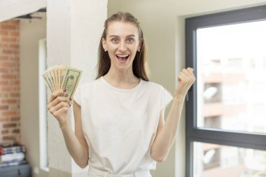 Şok oldum, güldüm ve başarıyı kutladım. Dolar banknotları konsepti