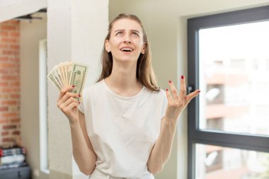 Elleri havada çığlık atıyorlardı. Dolar banknotları konsepti