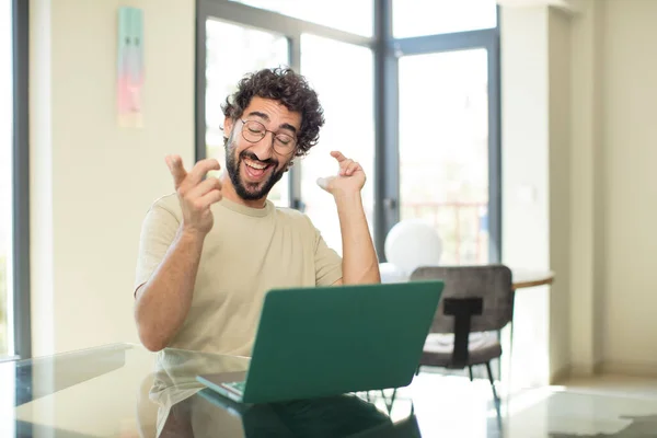 Jovem Homem Barbudo Adulto Com Laptop Sorrindo Sentindo Despreocupado Relaxado — Fotografia de Stock