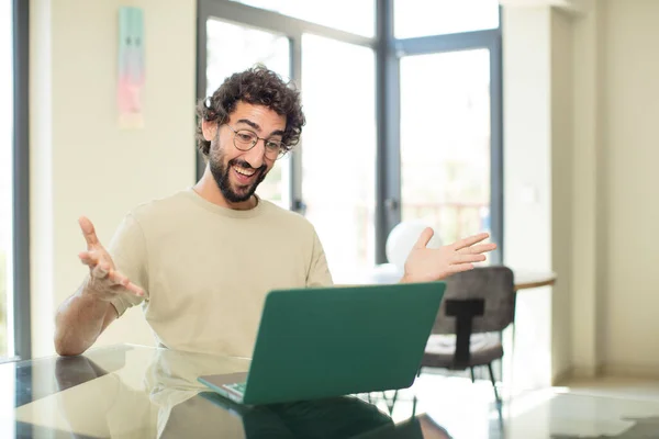 Joven Hombre Barbudo Adulto Con Una Computadora Portátil Sonriendo Alegremente — Foto de Stock