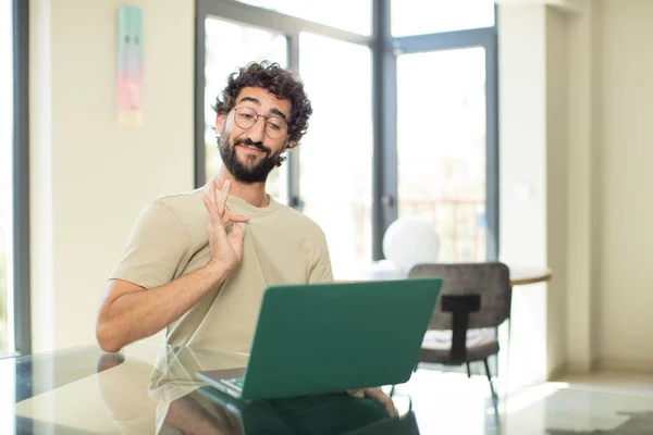 Jovem Adulto Barbudo Homem Com Laptop Olhando Arrogante Bem Sucedido — Fotografia de Stock