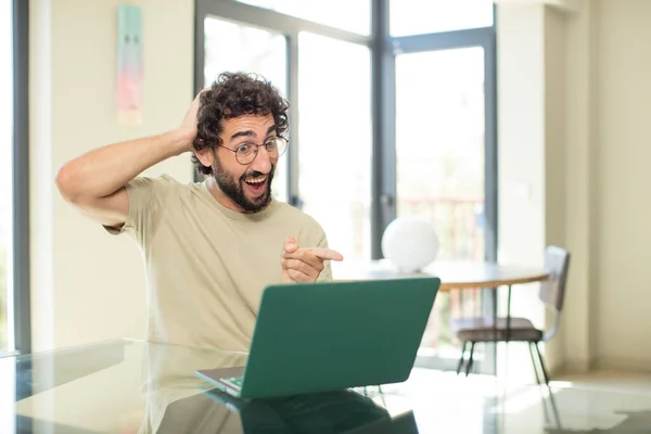 Jovem Homem Barbudo Adulto Com Laptop Rindo Parecendo Feliz Positivo — Fotografia de Stock
