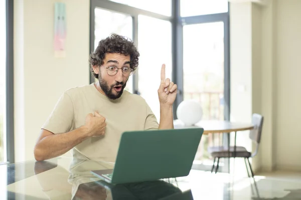 Jovem Homem Barbudo Adulto Com Laptop Sentindo Orgulhoso Surpreso Apontando — Fotografia de Stock