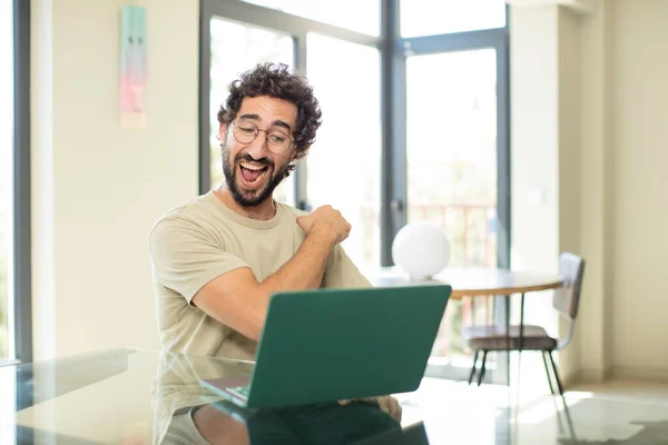 Fiatal Felnőtt Szakállas Férfi Laptop Érzés Boldog Elégedett Erős Hajlító — Stock Fotó